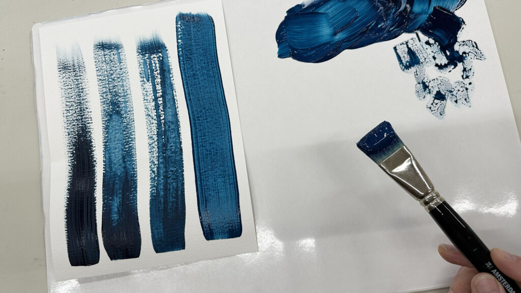 Pinselstriche von links nach rechts: Acrylfarbe pur, verdünnt mit wenig und mehr Wasser und mit Acrylic Medium für einen gleichbleibenden Farbauftrag.