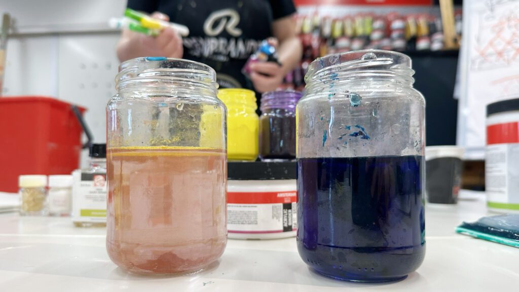 "Gefärbtes Wasser" rechts bleibt einmal gelöst so bestehen, während Pigmente sich mit der Zeit absetzen oder oben auf schwimmen, links im Glas.