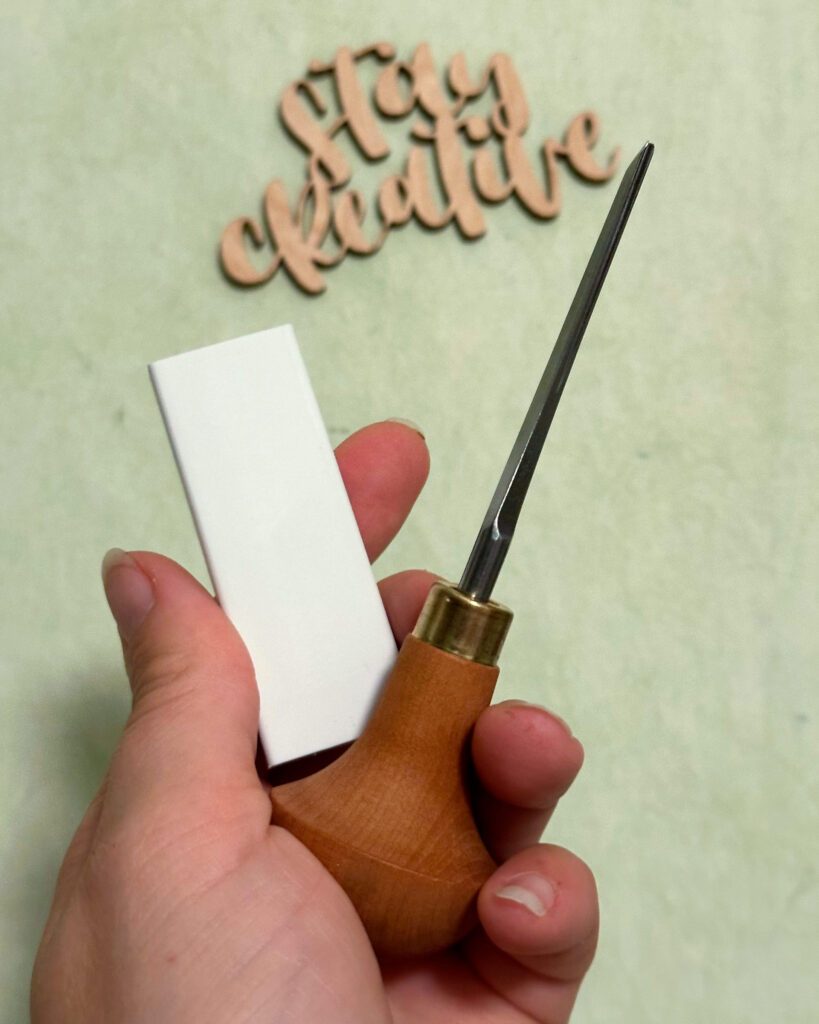 Meine Challenge für den Inktober: Kleine Motive in kleine Radiergummis wie dieses in meiner Hand zu schneiden z.B. mit einem Schnitzwerkzeug wie diesem von Pfeil.