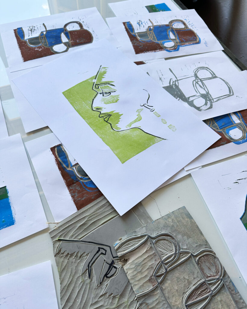 Biancas erste Werke: Tassen und ein Portrait im Profil.