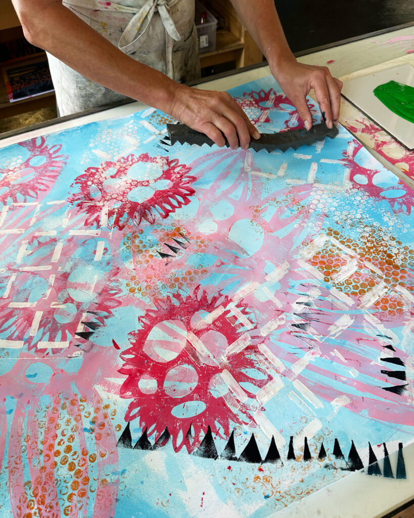 Bianca experimentiert mit verschiedenen Möglichkeiten auf ihrem Big Print.