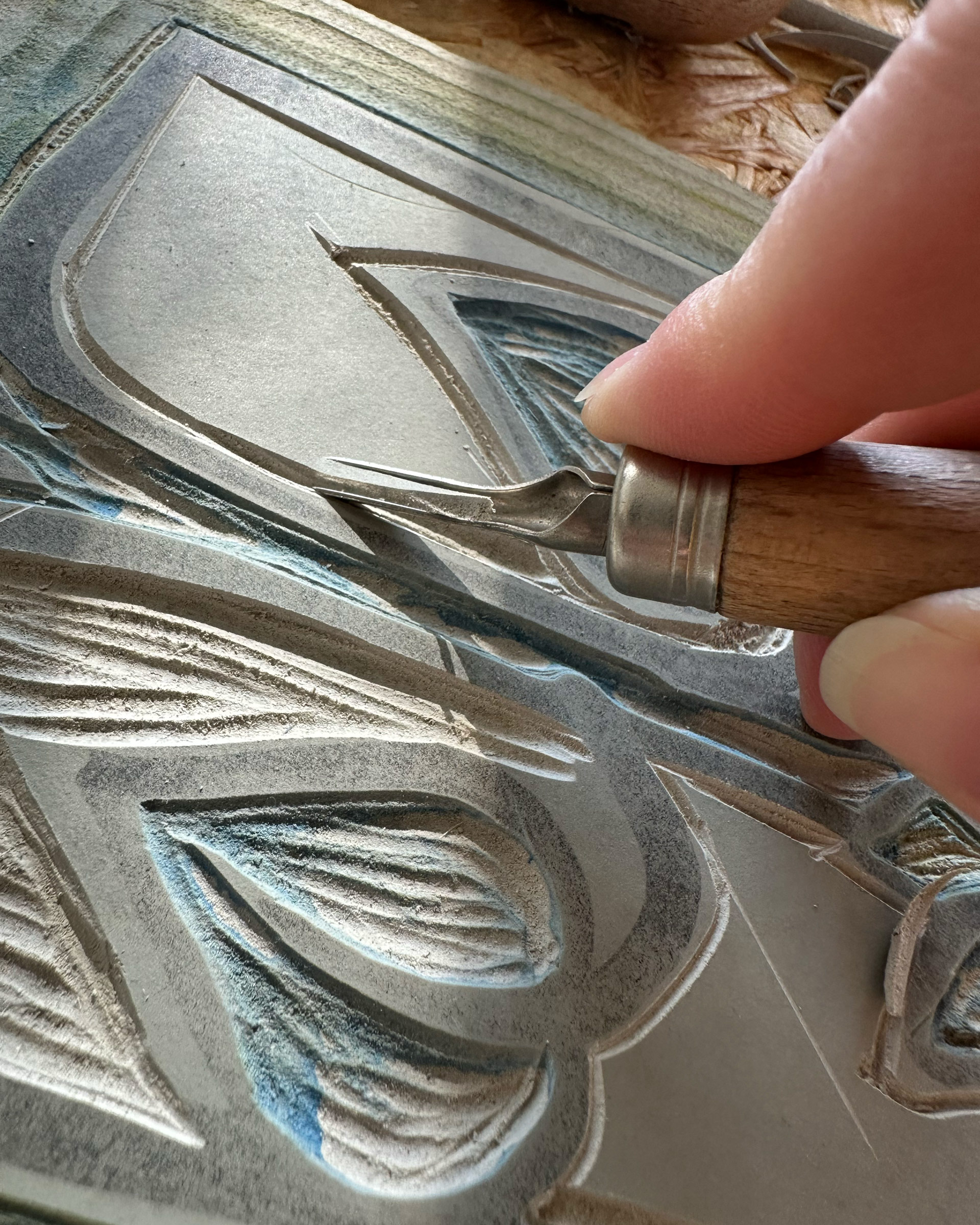 Mit dem Linolmesser wird die Fläche heraus genommen, die nicht drucken soll.