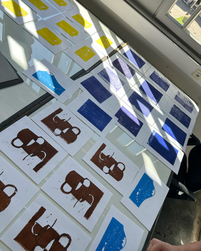 Die Drucke mit der ersten Farbe von vier Teilnehmerinnen.