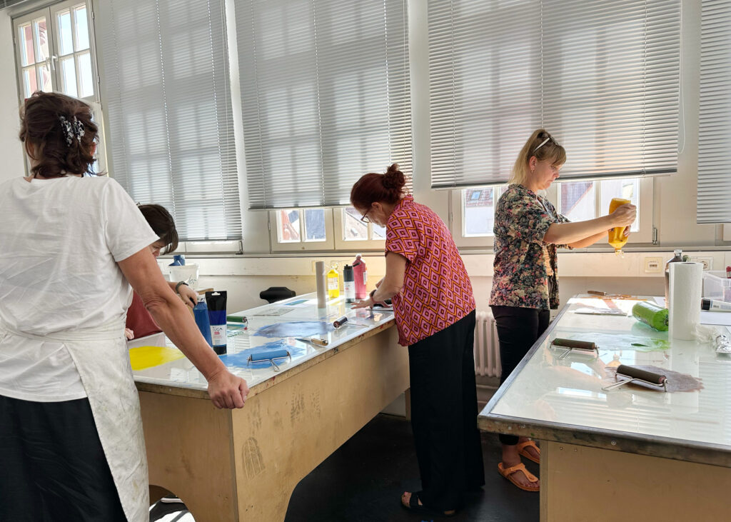 Alle am werken und drucken im Druckraum.