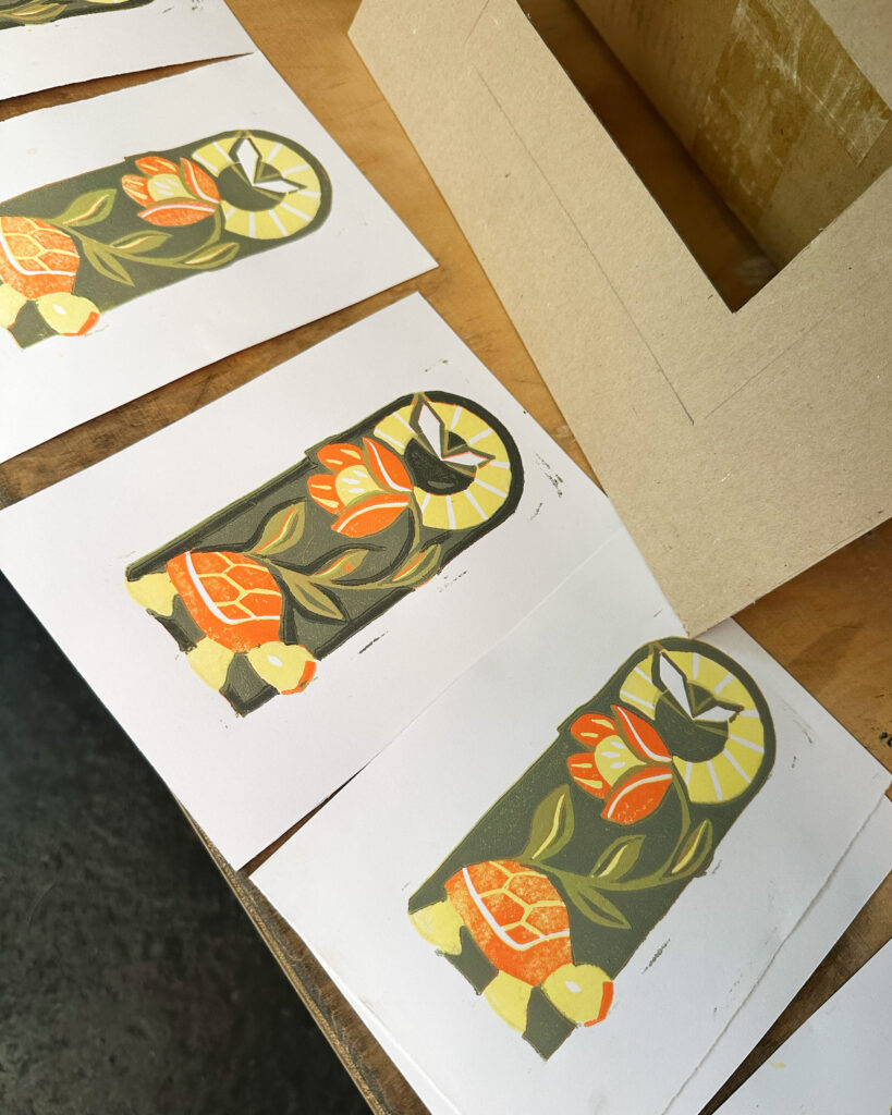 In der Mitte der Druck mit bereits fünf Farbschichten.