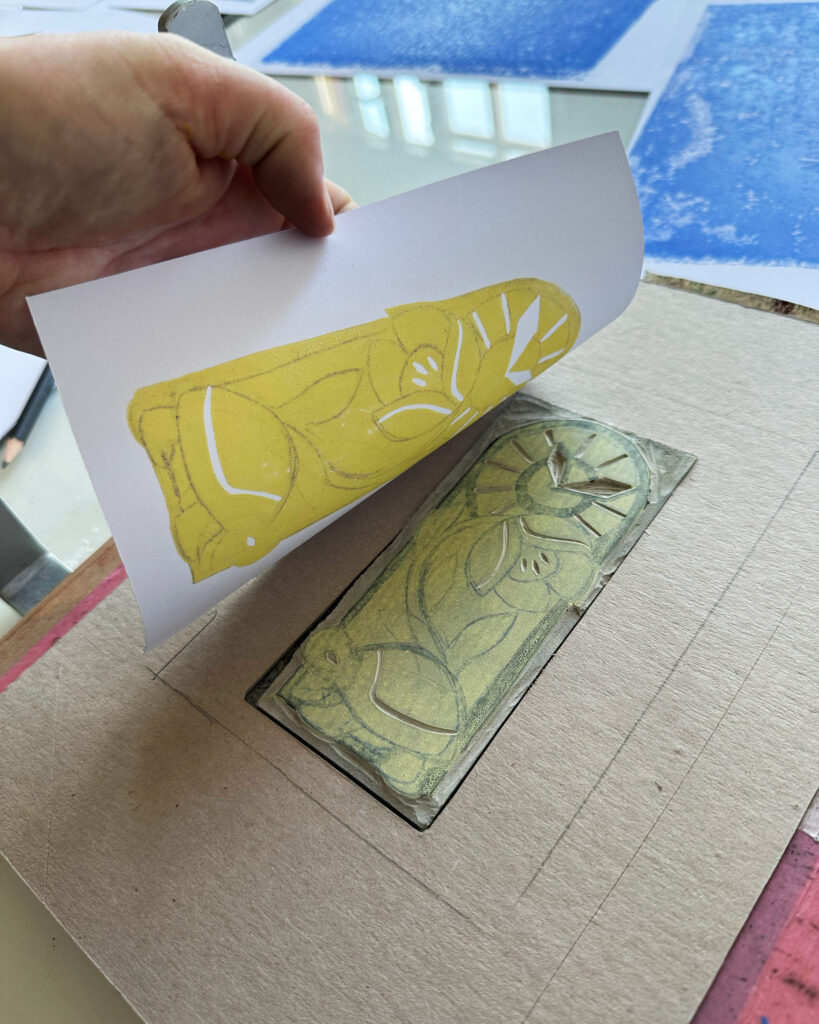 Der erste Farbabzug mit dem Rahmen und der Handhebelpresse.