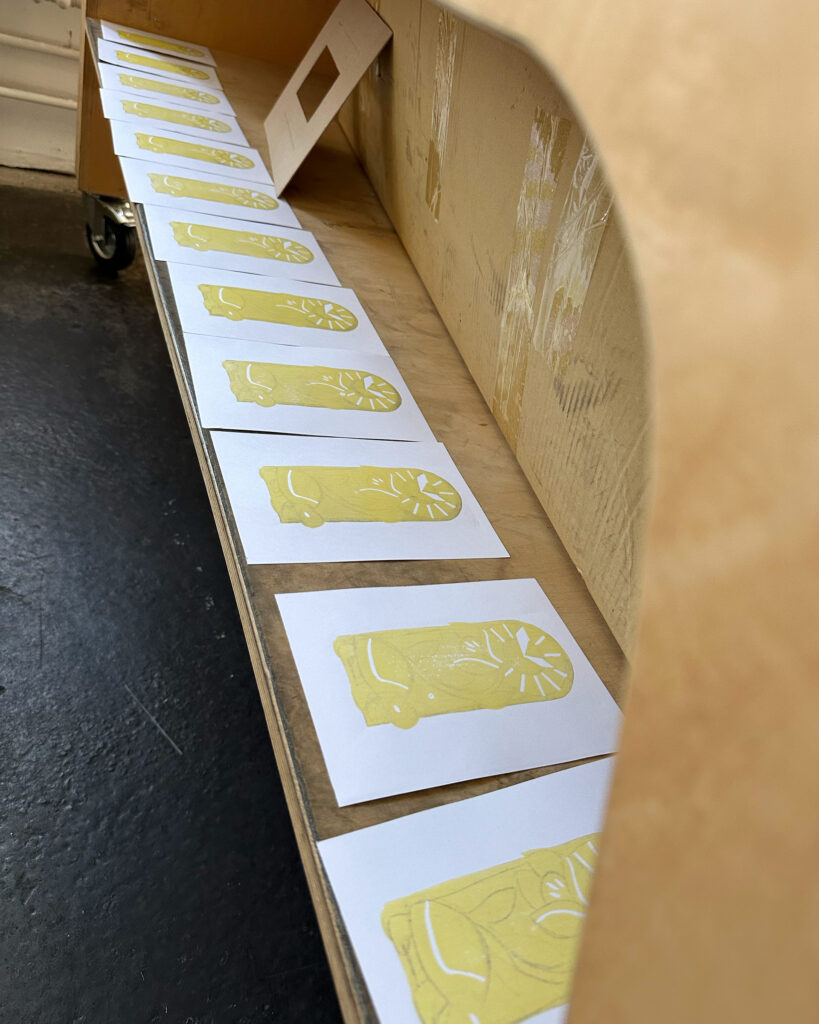 Die kleinen Formate trocknen gut auf dem Brett unter dem Tisch.