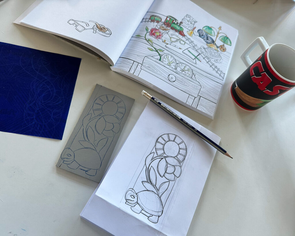 Ein Motiv aus meinem Ausmalbuch "Fantastische Büchermagie" als Vorlage für die Skizze, die schon mit Transferpapier auf das Linoleum übertragen ist.