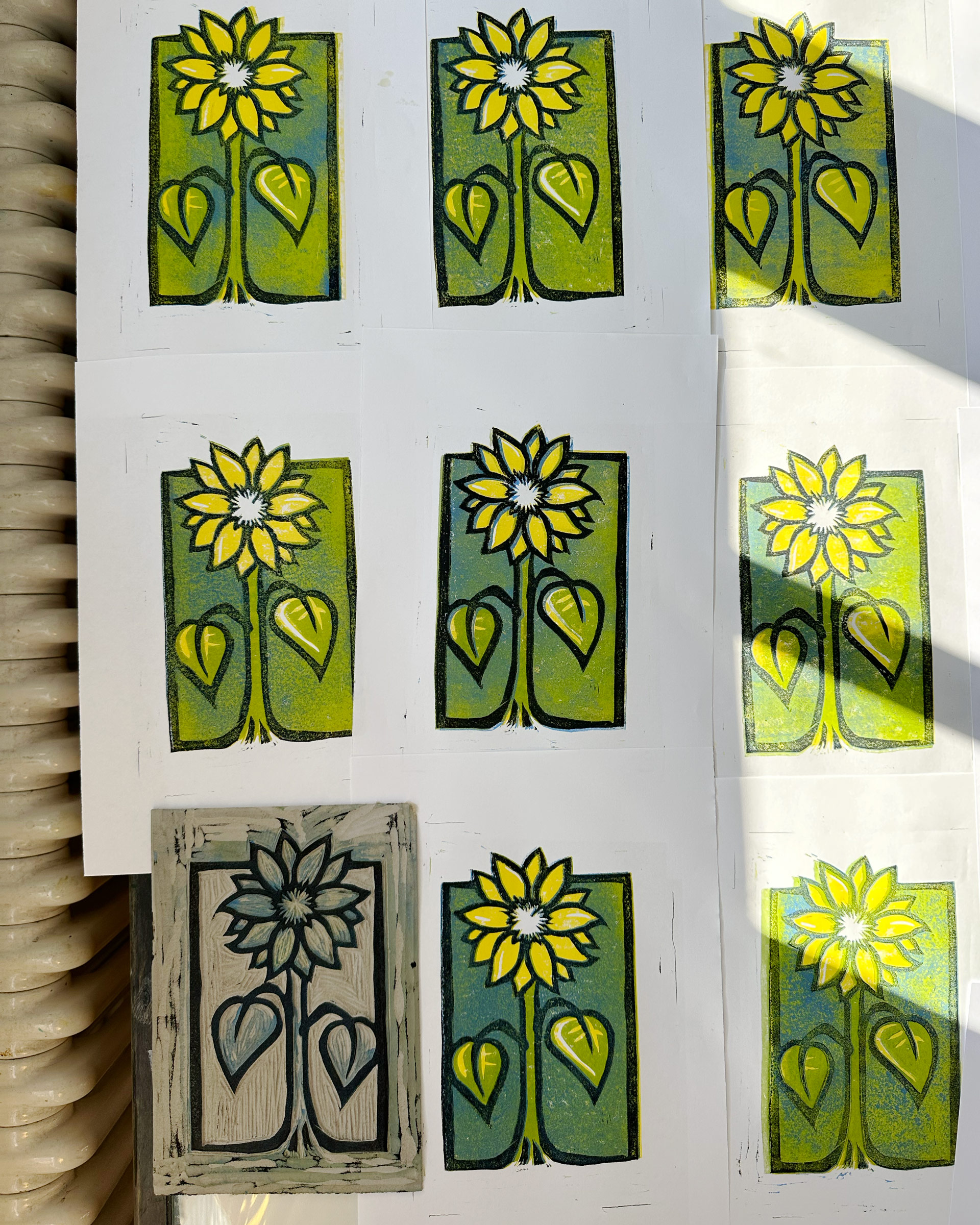 Meine Edition der Sonnenblume mit der verlorenen Druckplatte unten links trocknen auf dem Tisch.