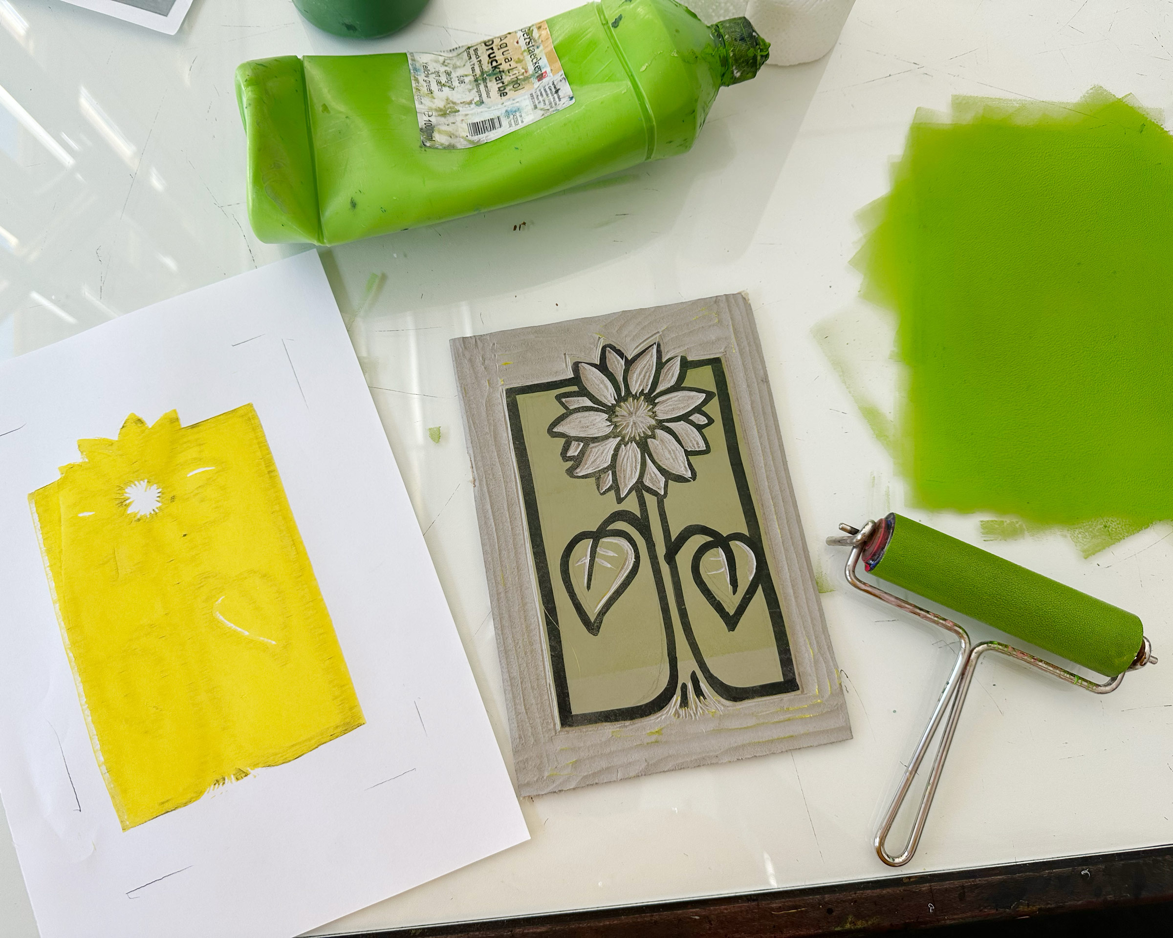 Druckplatte bereit für den Auftrag der grünen Farbe.