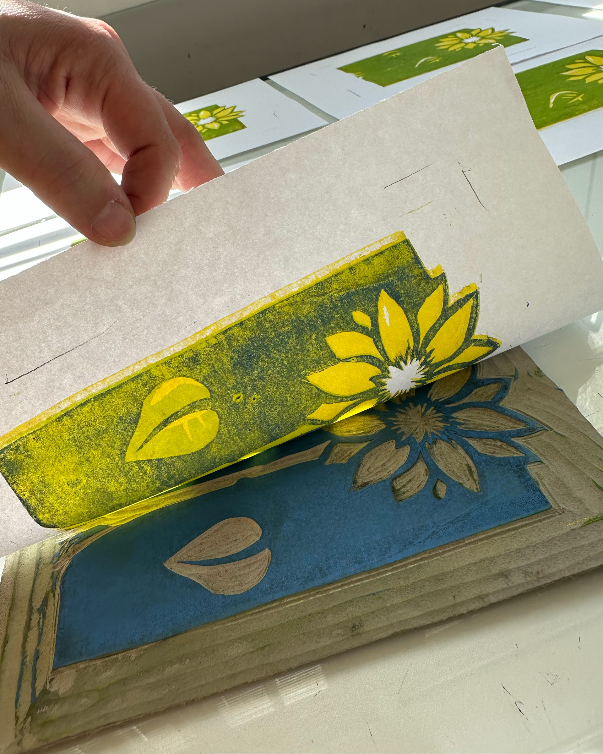 Mit der Hand ziehe ich das Blatt von der Linolplatte: Die dritte Farbschicht mit einem Handabzug - ohne Druckpresse.