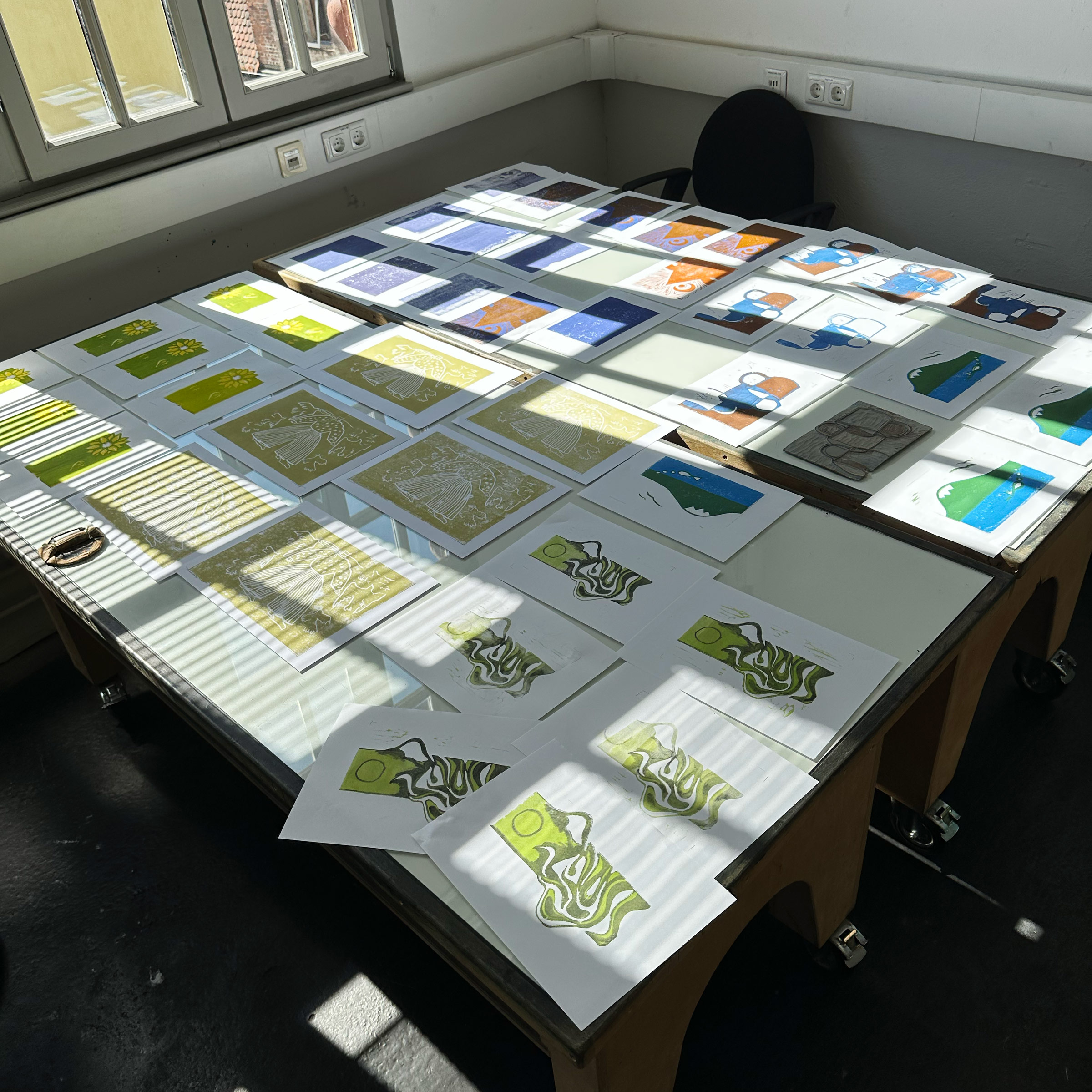 Zur Mittagspause trocknen die Drucke im Sonnenschein im Druckraum.