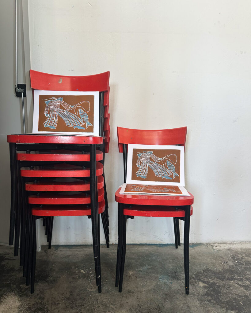 Der Platz zum Trocknen der Drucke ging uns über den Tag fast aus, so dass auch die gestapelten Stühle genutzt wurden.