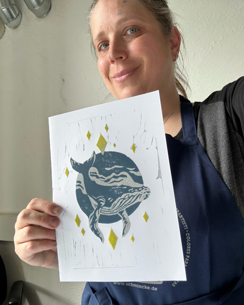 Selfie mit dem fertigen Wal in den Wolken-Druck.