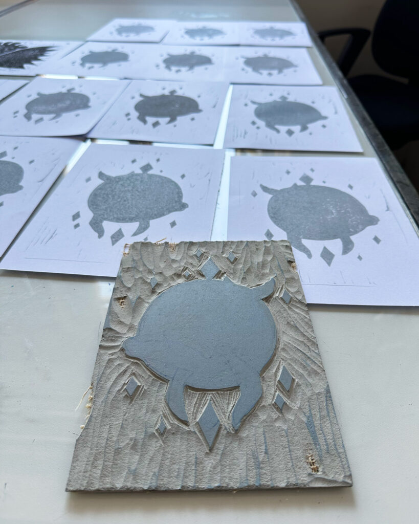 Grau als erste Farbe für den Wal in den Wolken.