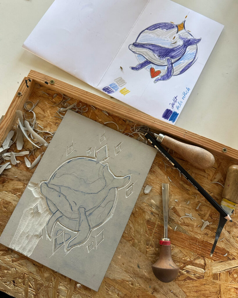 Die Skizze und die abgeänderte Linolplatte mit dem Wal in Wolken.