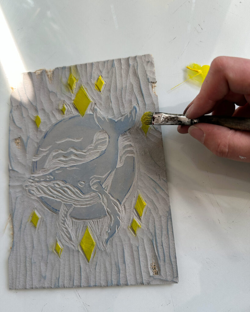 Auch mit dem Pinsel kann Linoldruckfarbe auf die Platte aufgebracht werden wenn die Flächen entsprechend klein sind.