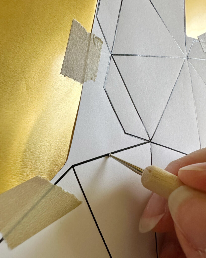 Die Linien der Skizze werden mit dem Prägestift nachgefahren so dass die Falzlinien entstehen.