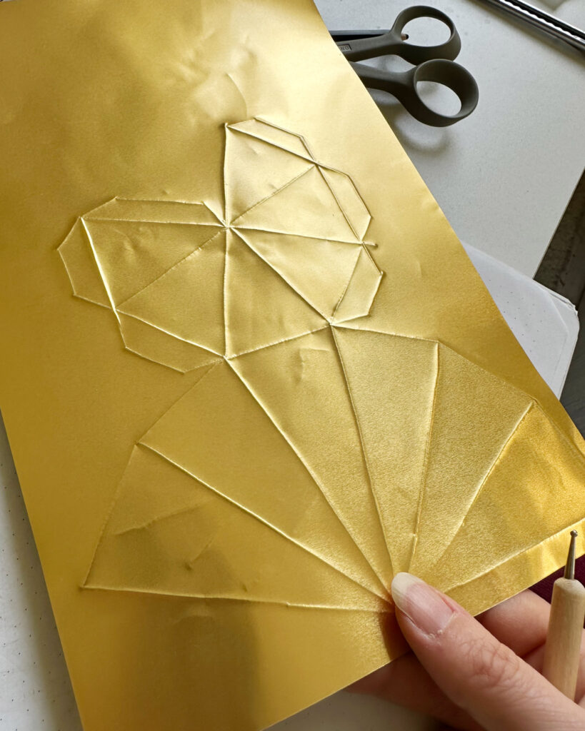 Kontrolle auf der Rückseite der Folie ob man auch alle Falzlinien bereits nachgezogen hat.