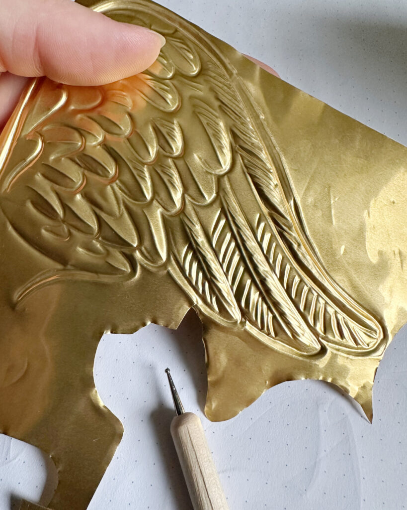 Beidseitiges Prägen sorgt nicht nur für Stabilität, sondern auch schöne Effekte wie hier bei den Federn des Flügels.