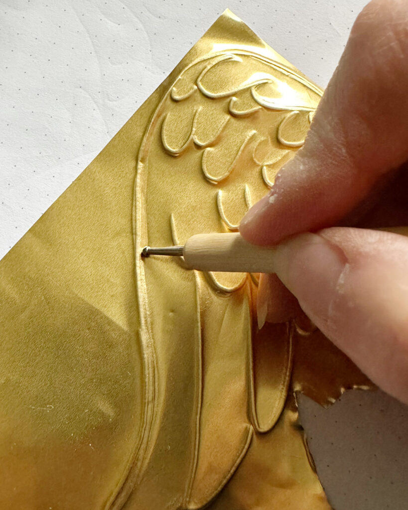Umdrehen und direkt entlang der ersten Prägelinie mit dem Prickelstift nach fahren um die Prägung zu verstärken.