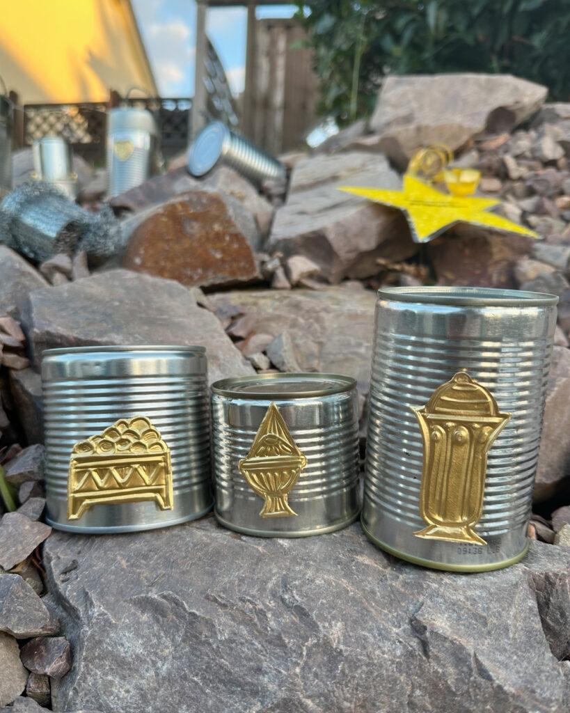 Die drei Weisen aus dem Morgenland sind an der Krippe aus Konservendosen angekommen und bringen Gold, Weihrauch und Myrrhe.