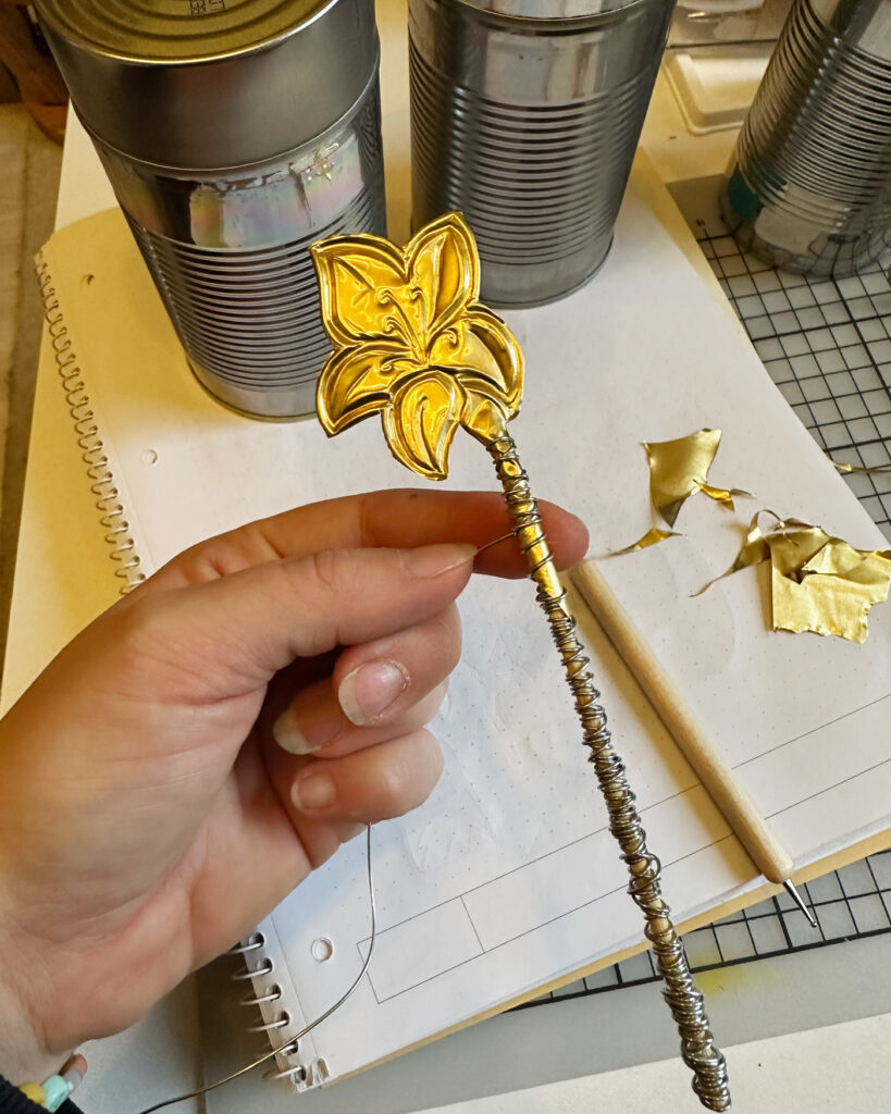 Josephs Stab mit einer erblühten Lilie als Symbol.