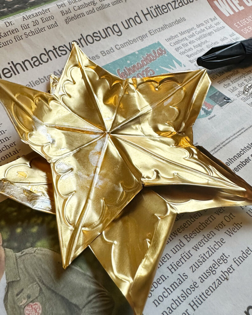 Mancher Klebstoff löst die goldene Beschichtung auf der Prägefolie ab und klebt doch nicht zuverlässig.