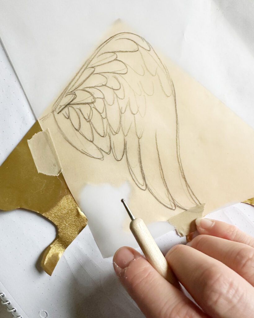 Die Skizze auf dem Transparentpapier ist mit Washi Tape auf der Prägefolie fixiert, so dass nun mit dem Prägestift die Linien nachgefahren werden können.