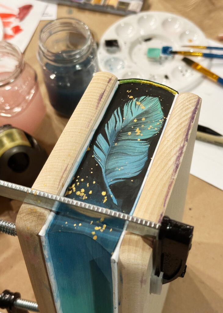 Zum Abschluss ein paar goldene Sprenkel, analog zum Schutzumschlag des Buches.