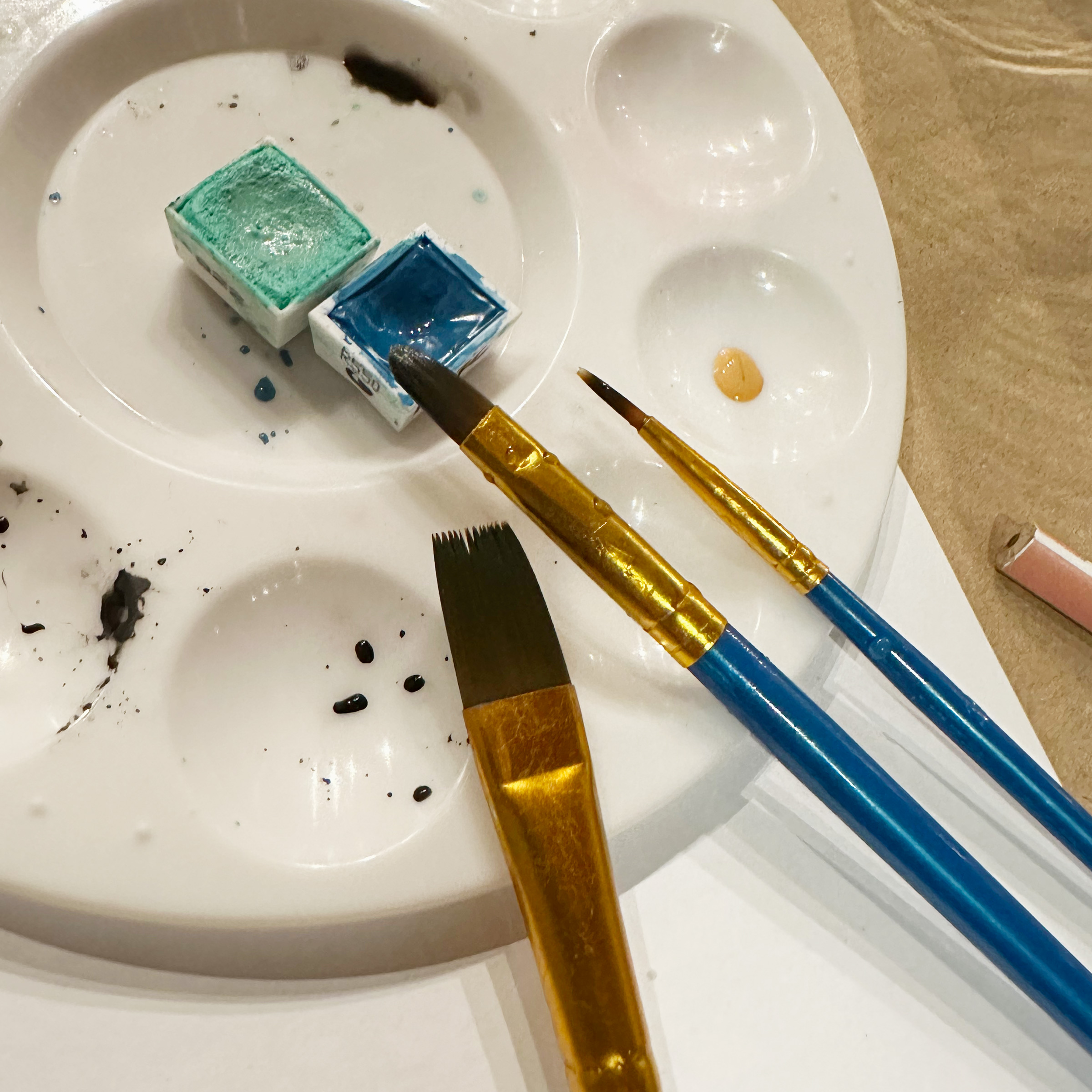 Man benötigt viel Farbe und diese sollte man entweder reichlich anmischen oder fertig aus dem Napf nehmen.