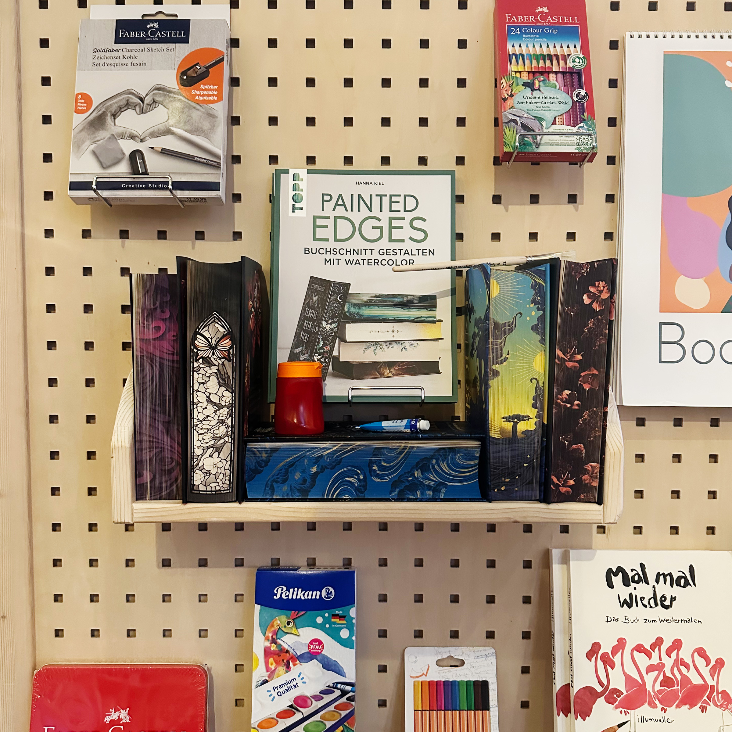 In der Buchhandlung Bücherbank gibt es neben einem Buch mit Anleitungen zum Buchschnitt malen, auch alle möglichen weiteren Materialien.