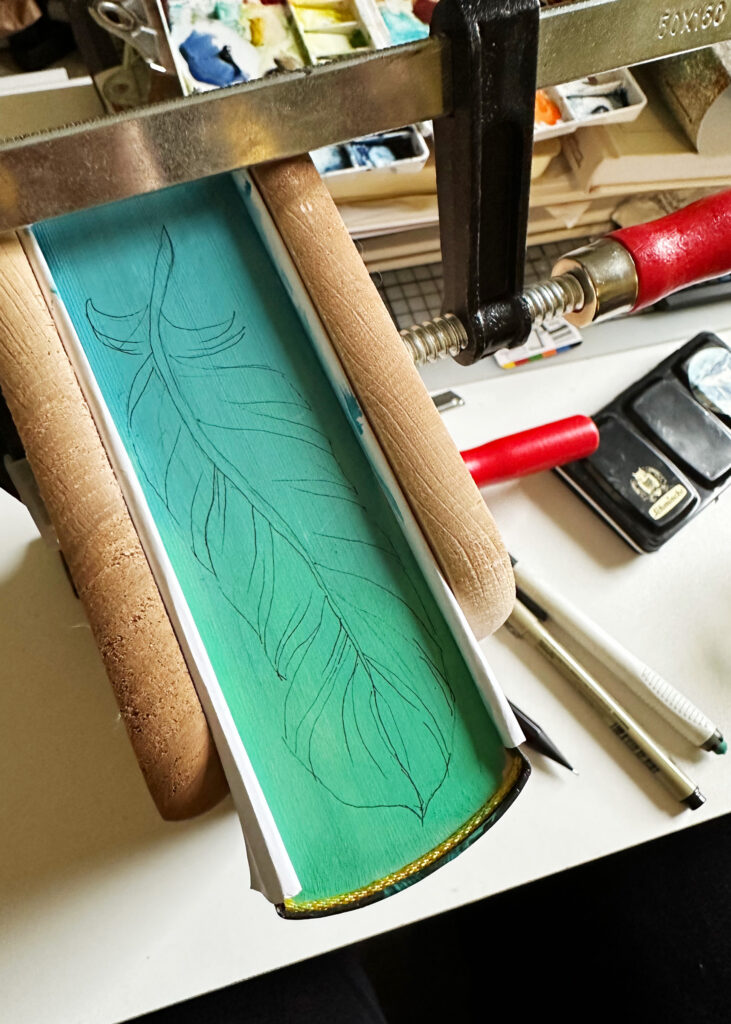 Die mit dem dünnsten Fineliner aufgezeichnete Grundform der Feder auf dem Farbverlauf.