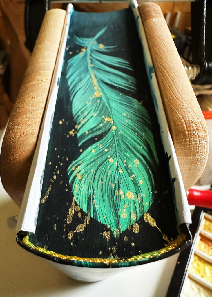 Gold glitzernde Sprenkel auf dem fertigen Motiv auf den Buchseiten.