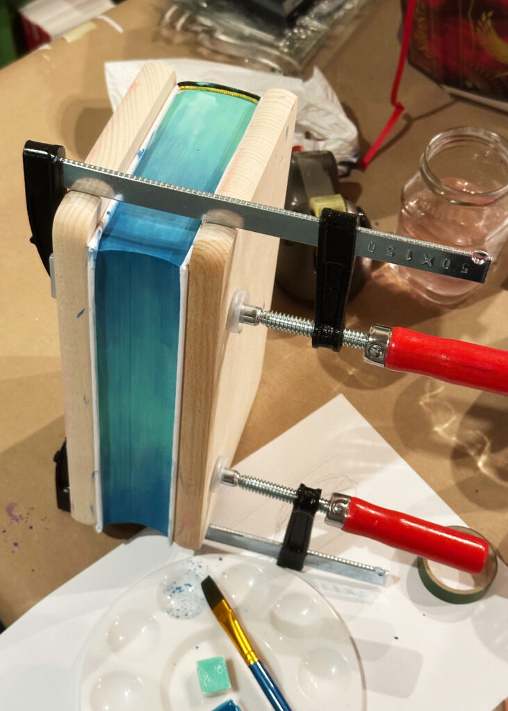 Die Grundierung mit dem Farbverlauf über die drei Schnittseiten ist fertig.