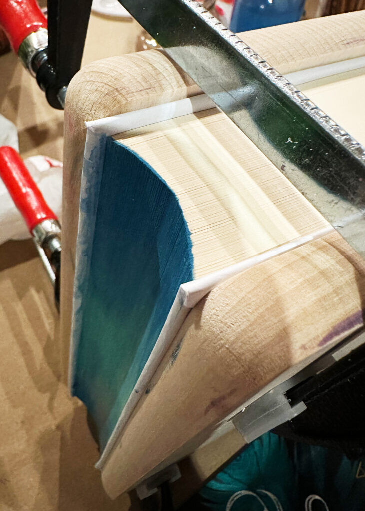 Beim Blick auf die Kopfseite wird ersichtlich, wie weit die Aquarellfarbe teilweise in die Blätter des Buches hineinzieht.