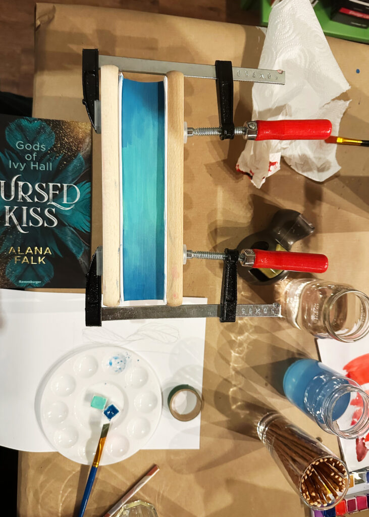 Blick auf den Workshop-Tisch während des Schaffens.