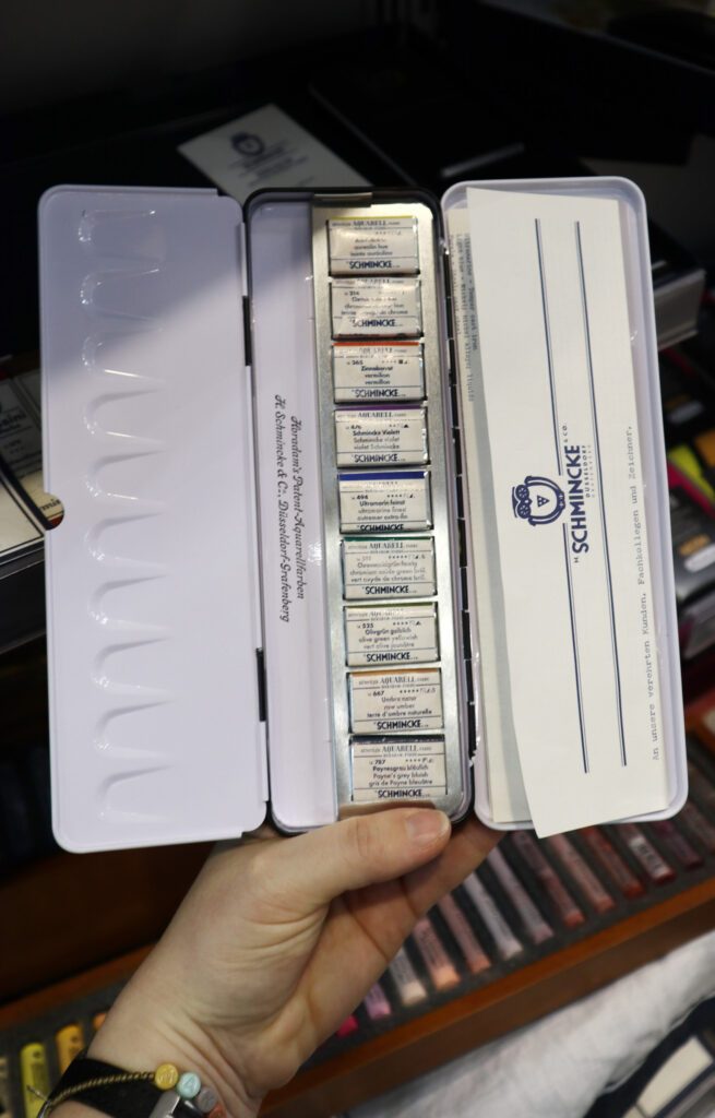 Der Retro-Kasten "Technische Töne: Architektur" mit den Näpfchen und dem Schreiben, das damals die Farbtöne erklärte.