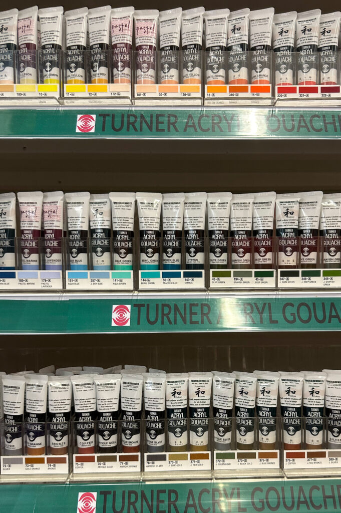 Die Tuben der Marke Turner stehen auf dem Deckel im Regal.