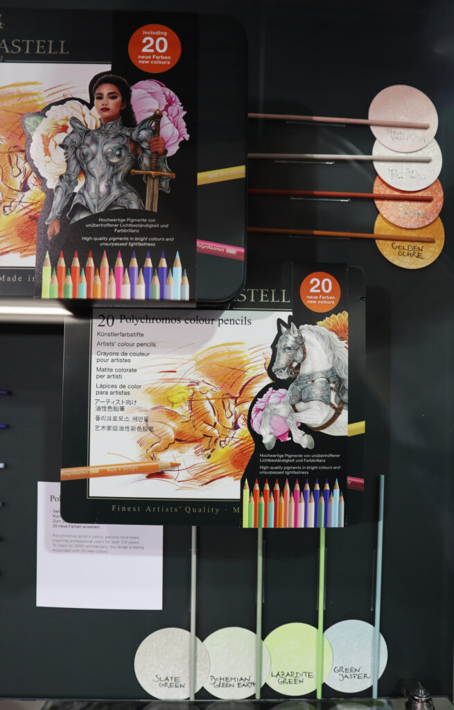 Neue Farben für die Faber-Castell Polychromo Farbstifte in einer Vitrine ausgestellt.