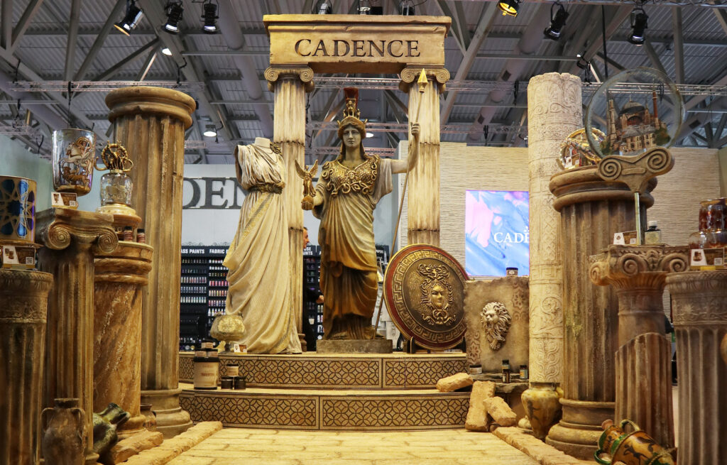 Bei Cadence konnte man sich kurz in die Antike zurück versetzen lassen mit den gestalteten Säulen, Büsten, Statuen und Vasen.