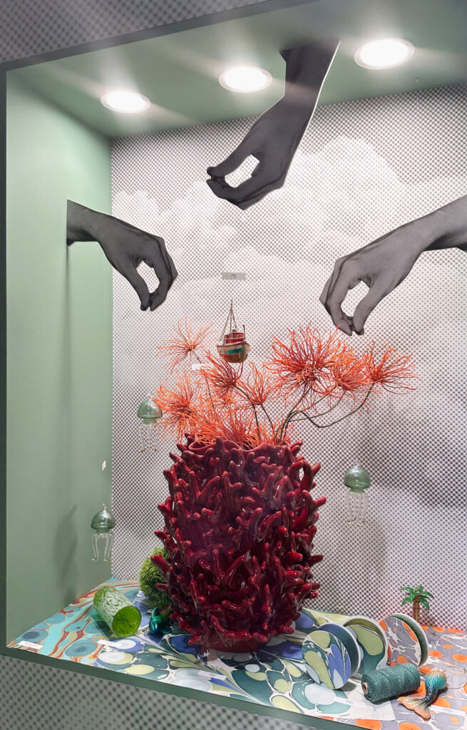 "Unter dem Meer" mit Christbaumschmuck als Quallen, einer Vase wie eine große Koralle und passenden Marmor-Mustern auf Papier und Keramik.