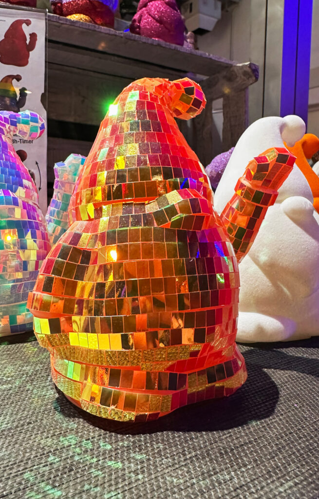 Disko-Feeling auch mit diesem Winke-Zwerg auf der Christmasworld