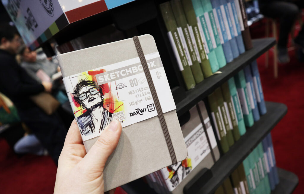 Mit der Einsteiger-Marke DARWI bietet Clairefontaine neue Sketchbooks in verschiedenen Formaten und schönen Umschlagfarben mit 140g-Papier.