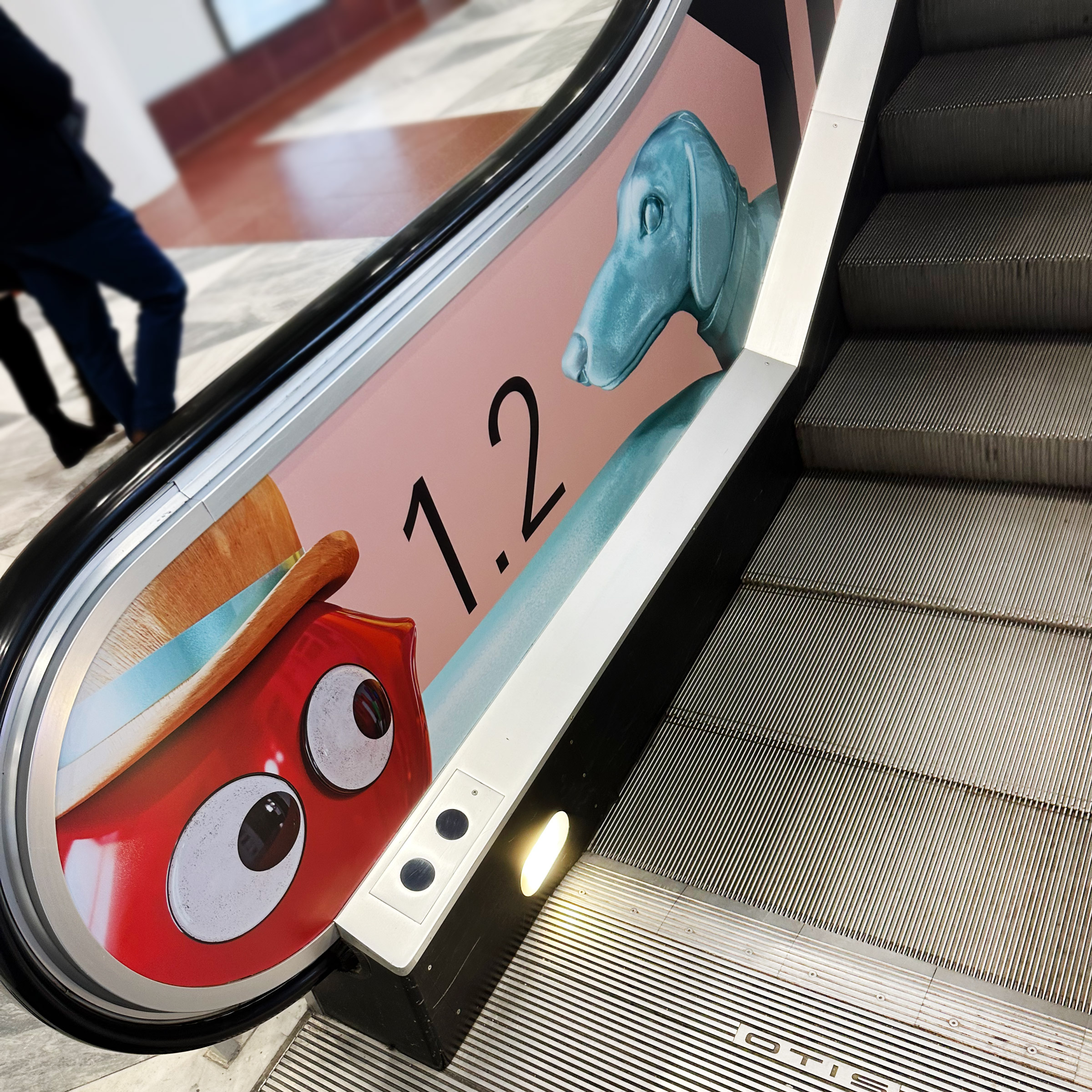 Im Corporate Design der Messe zu finden an der Rolltreppe: Dackel.