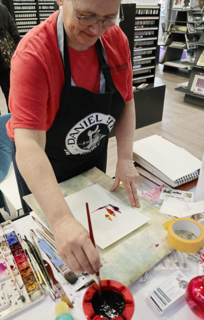 Künstlerin Sabine Dreher, zeigt als Daniel Smith Ambassador wie sie auf einfache Art und Weise Menschen malt.