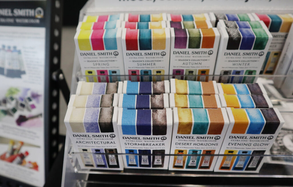 Acht Farbsets von Daniel Smith Watercolor mit den kleinen 5ml Tuben werden bald im Handel sein.