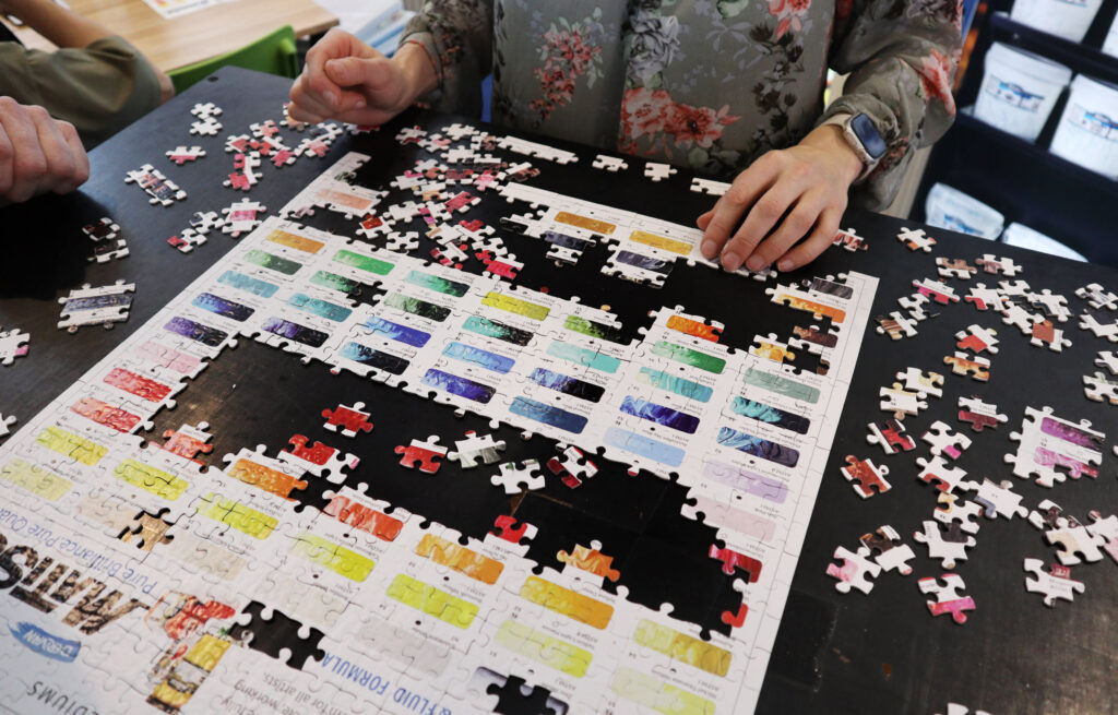 Mal eine ganz andere Art sich mit Farbtafeln zu beschäftigen bot das Puzzle bei Matisse.