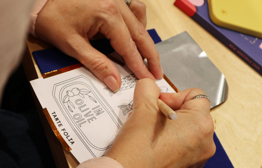 Mit dem Prickelstift wird die Vorlage nachgefahren und in die Folie geprägt.