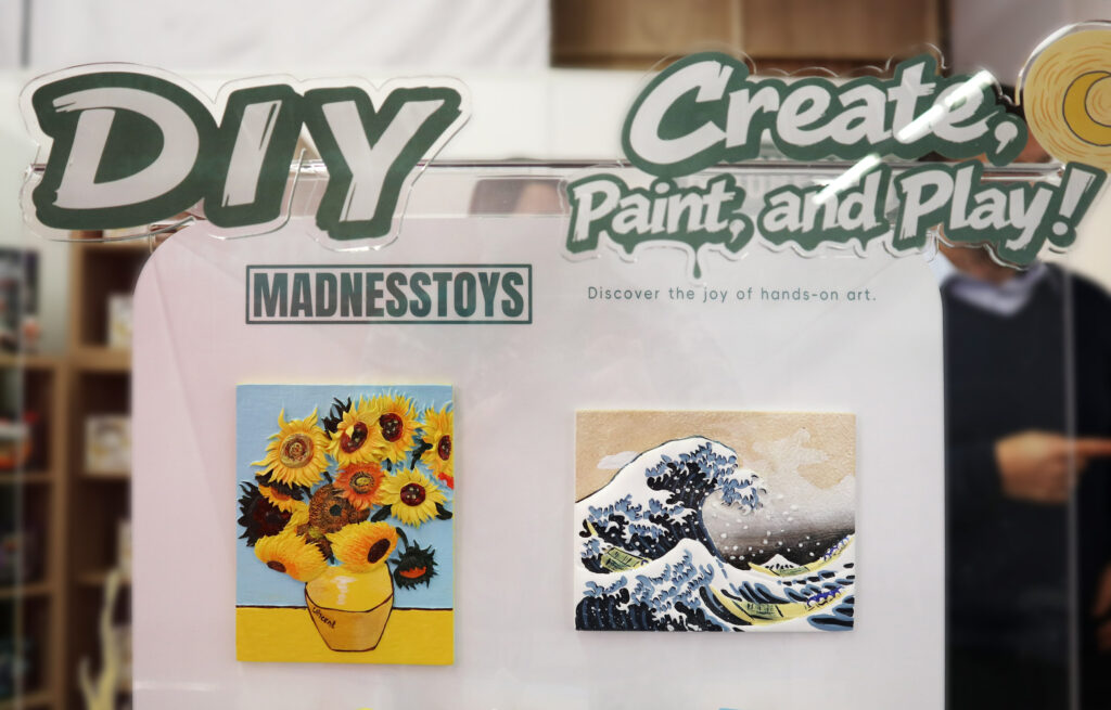 Van Gogh und Hokusai am Stand von Madnesstoys: Resinn-3D-Bilder zum selbst bemalen.